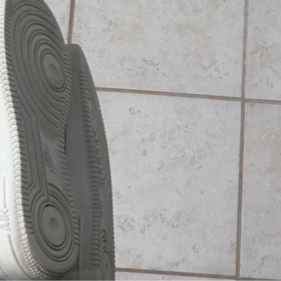 Size 9 NIKE AIR in White & Silver - Picture 8 of 12